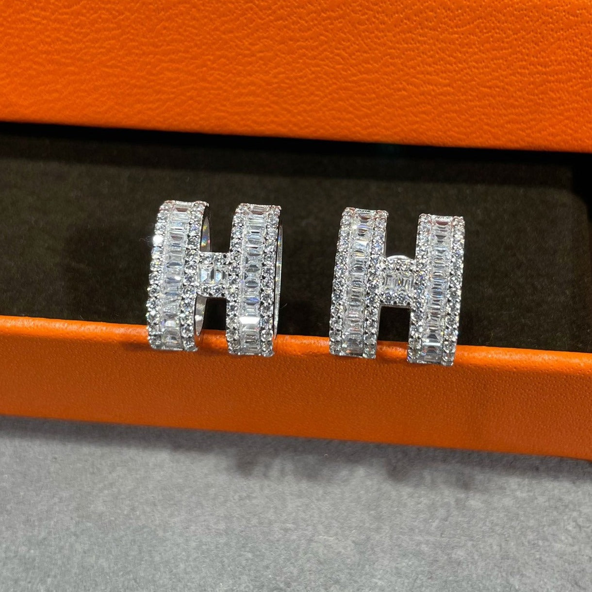 [グリッタージュエリー]シルバーダイヤモンド付きHスタッドピアス