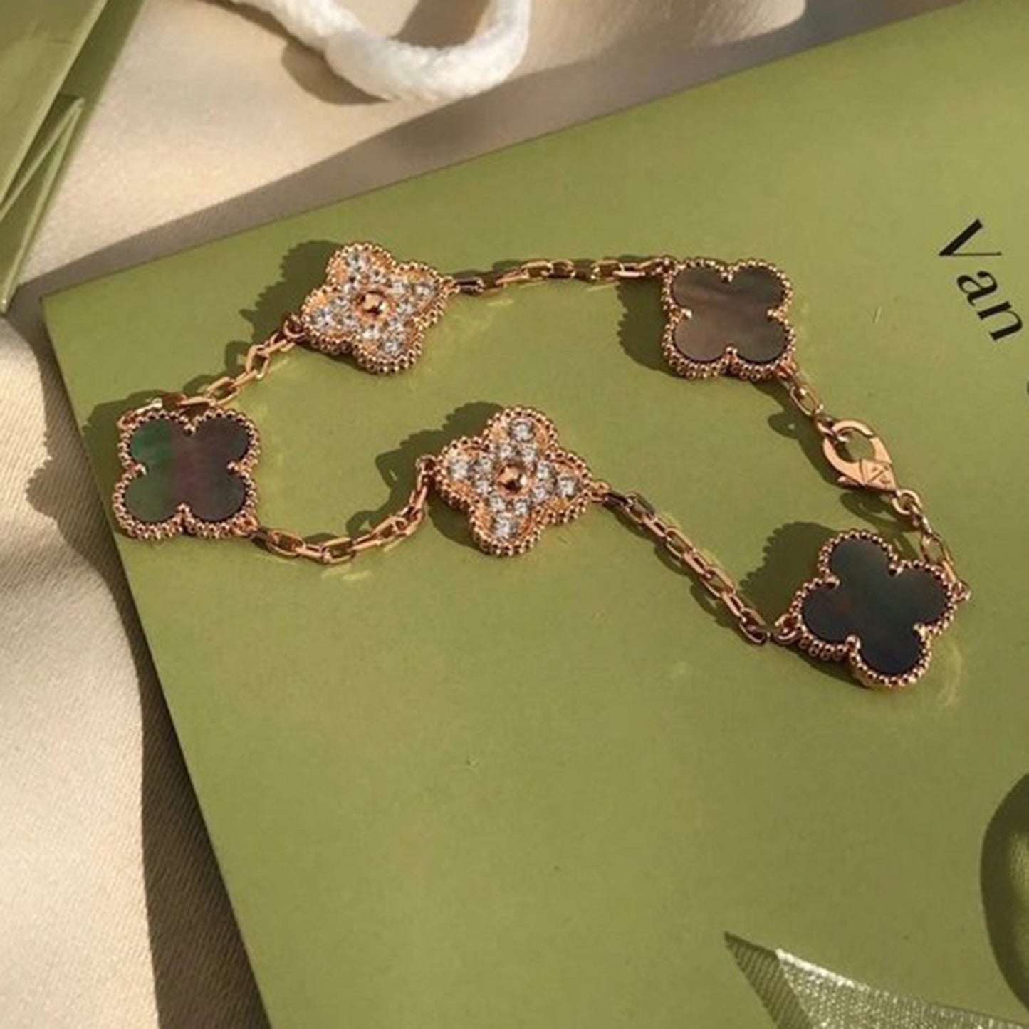 [Glitter Jewelry]CLOVER 5 MOTIF GRAY MOP DIAMOND BRACELET
