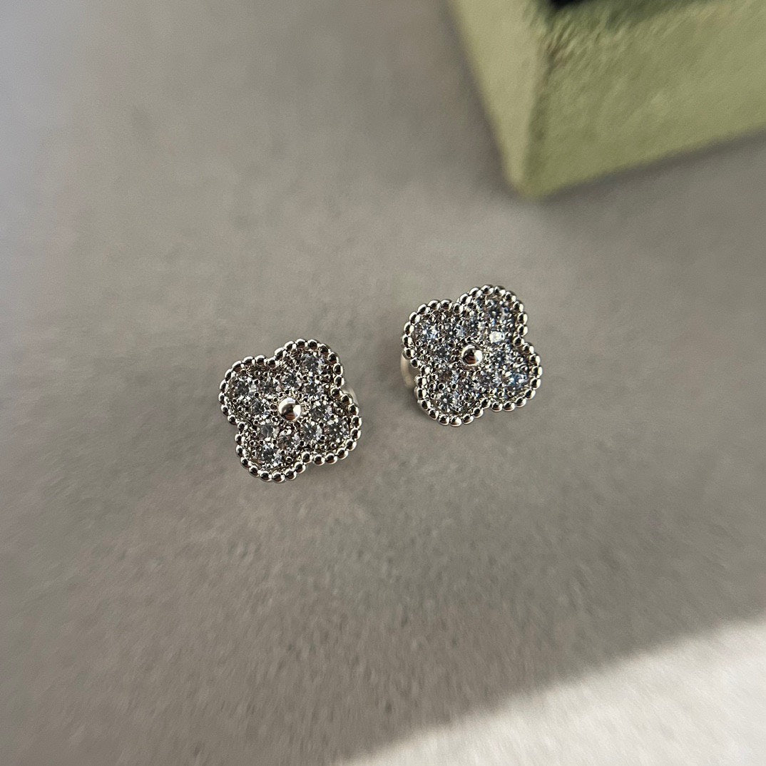 [Glitter Jewelry]CLOVER MINI DIAMOND STUD EARRINGS